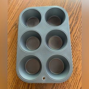 Large Muffin Pan NWOT